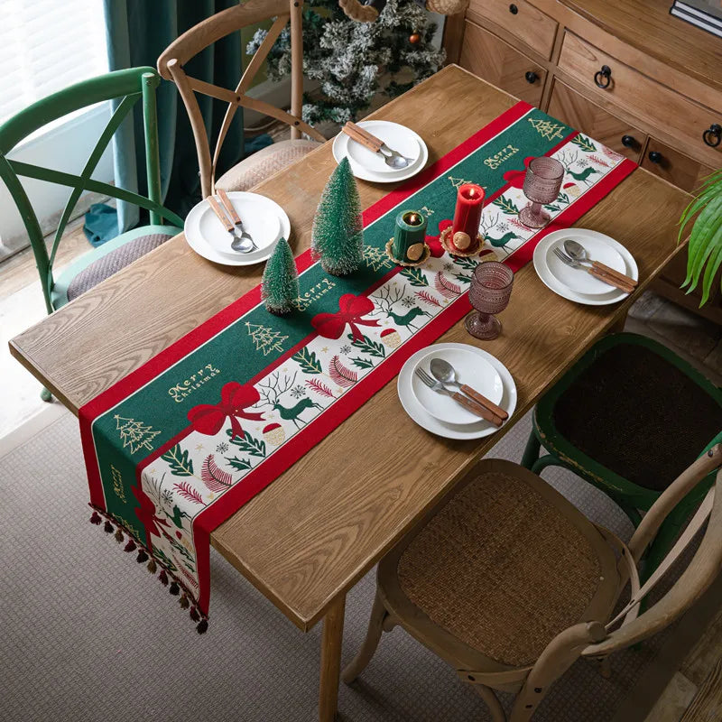 Table décorée de Noël avec des arrangements de table, des décorations et des accessoires festifs, créant une ambiance chaleureuse et conviviale pour un repas de fête.