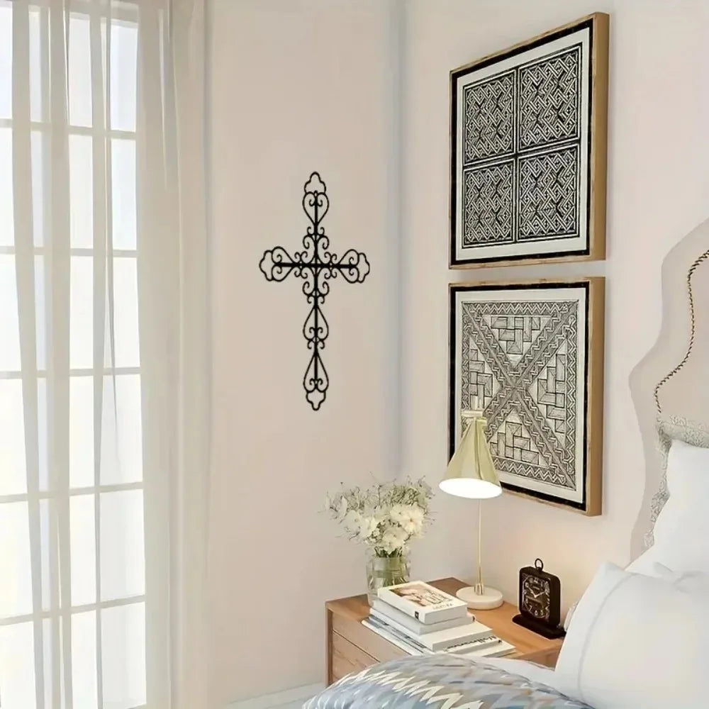 décoration murale croix métal noir ornements floraux artisanal vintage intérieur salon chambre