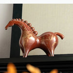 statuette cheval céramique marron rouge motifs dorés texture brillante moderne