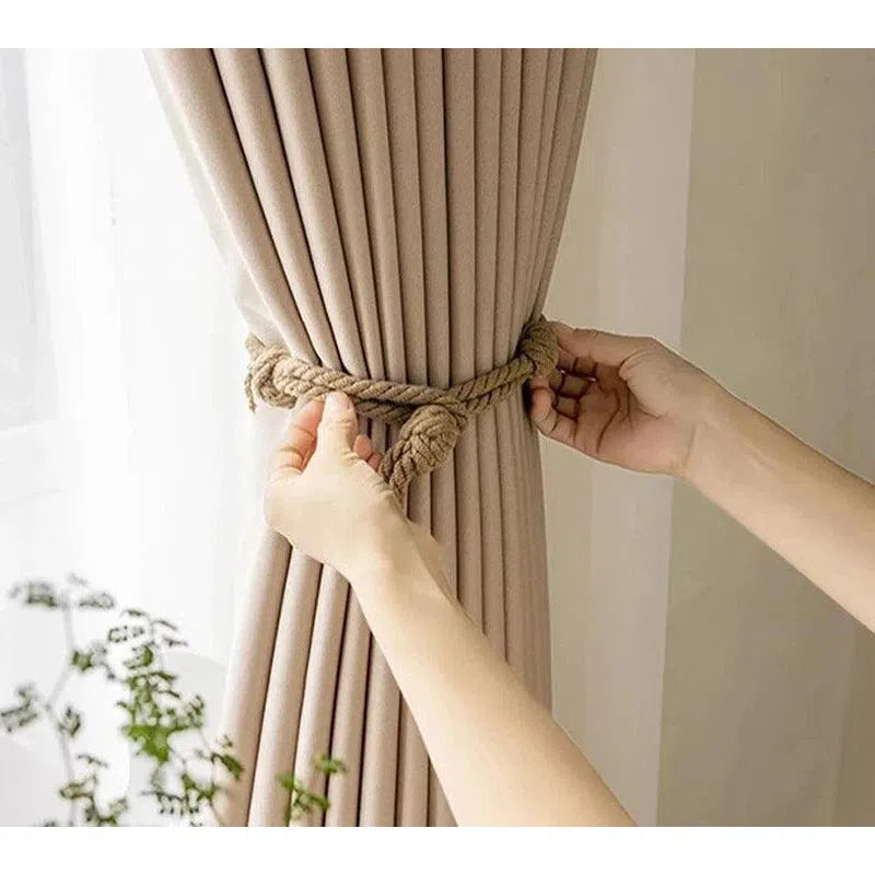 Attache embrasse pour rideaux élégante et pratique, idéale pour sublimer votre décoration intérieure. Solution parfaite pour maintenir vos rideaux en place tout en ajoutant une touche de style à votre pièce. Facile à utiliser et adaptée à tous les types de rideaux. Découvrez comment transformer votre espace avec cet accessoire indispensable.