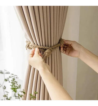 Attache embrasse pour rideaux élégante et pratique, idéale pour sublimer votre décoration intérieure. Solution parfaite pour maintenir vos rideaux en place tout en ajoutant une touche de style à votre pièce. Facile à utiliser et adaptée à tous les types de rideaux. Découvrez comment transformer votre espace avec cet accessoire indispensable.
