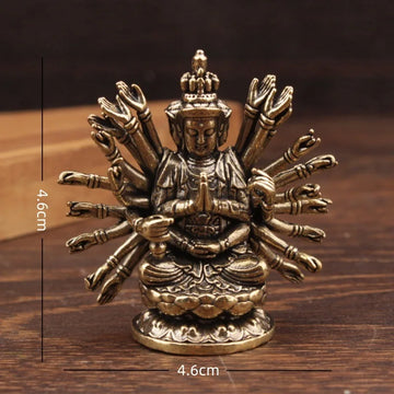 statue bouddhiste traditionnelle bronze doré détails sculptés surface lisse deux figures multiples bras