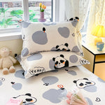 Sur le lit, on voit un ensemble de literie orné de motifs pandas mignons et de coeurs, ajoutant une touche de douceur et de fantaisie à la chambre.