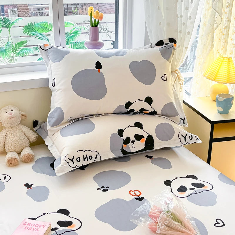 Sur le lit, on voit un ensemble de literie orné de motifs pandas mignons et de coeurs, ajoutant une touche de douceur et de fantaisie à la chambre.