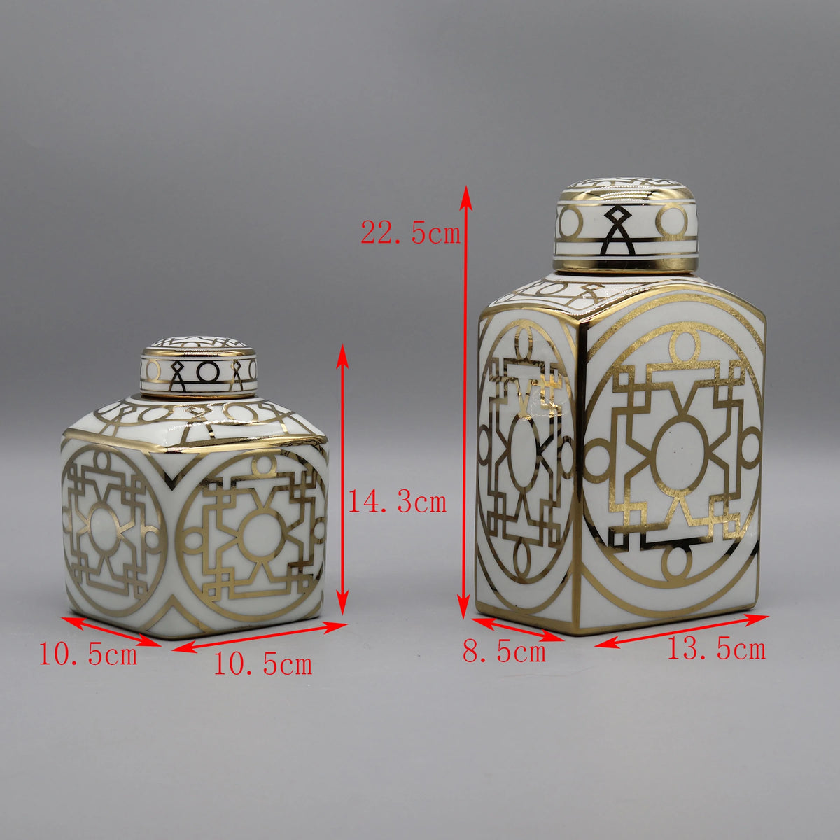 Deux vases décoratifs de formes et de motifs géométriques dorés et blancs.