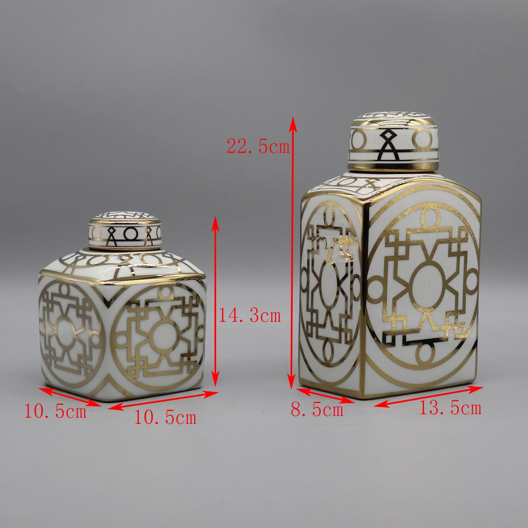 Deux vases décoratifs de formes et de motifs géométriques dorés et blancs.