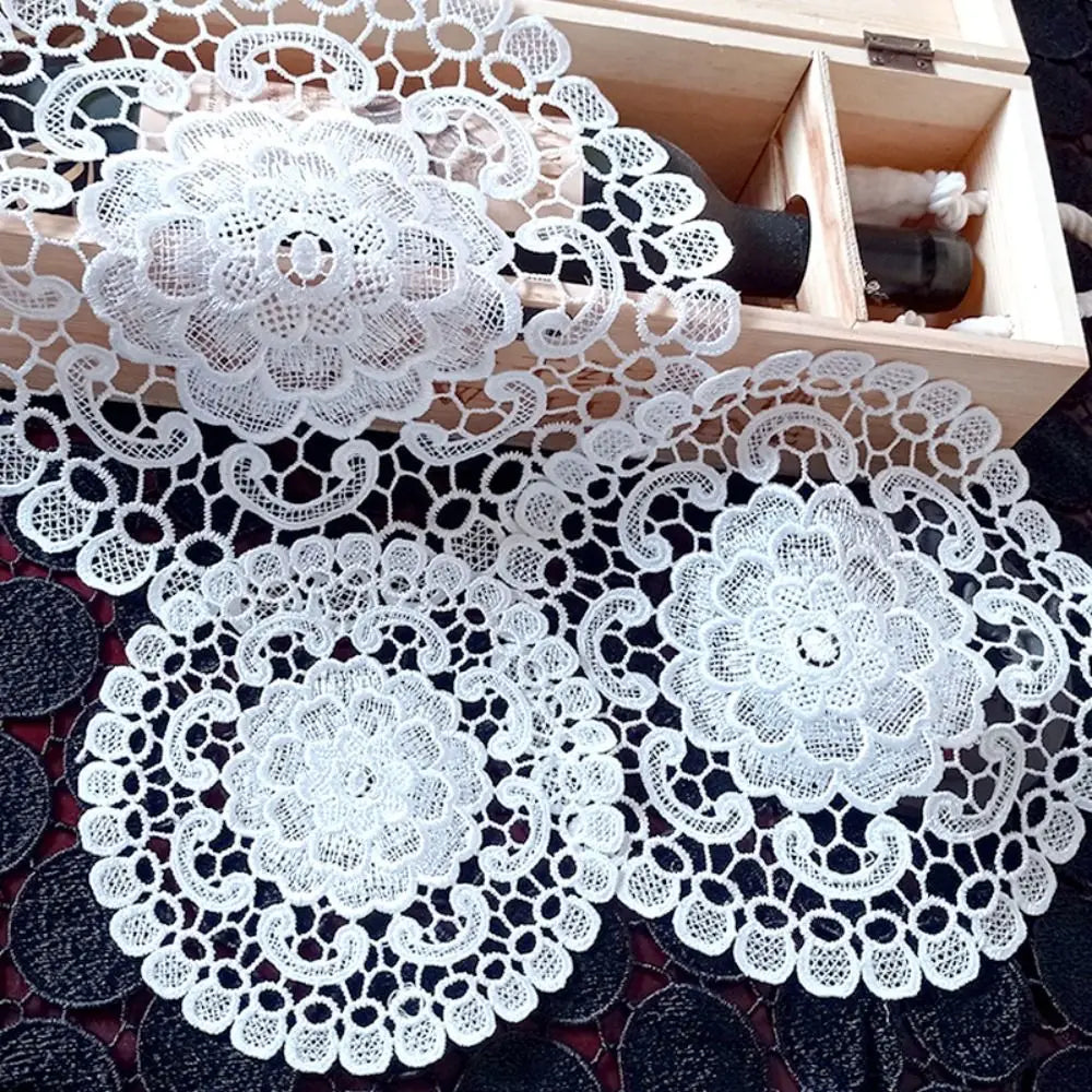 serviettes table dentelle fleurées traditionnelles réutilisables blancs opaques maison fêtes