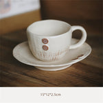 Une tasse et une soucoupe élégantes en céramique blanche, ornées de petits boutons décoratifs.