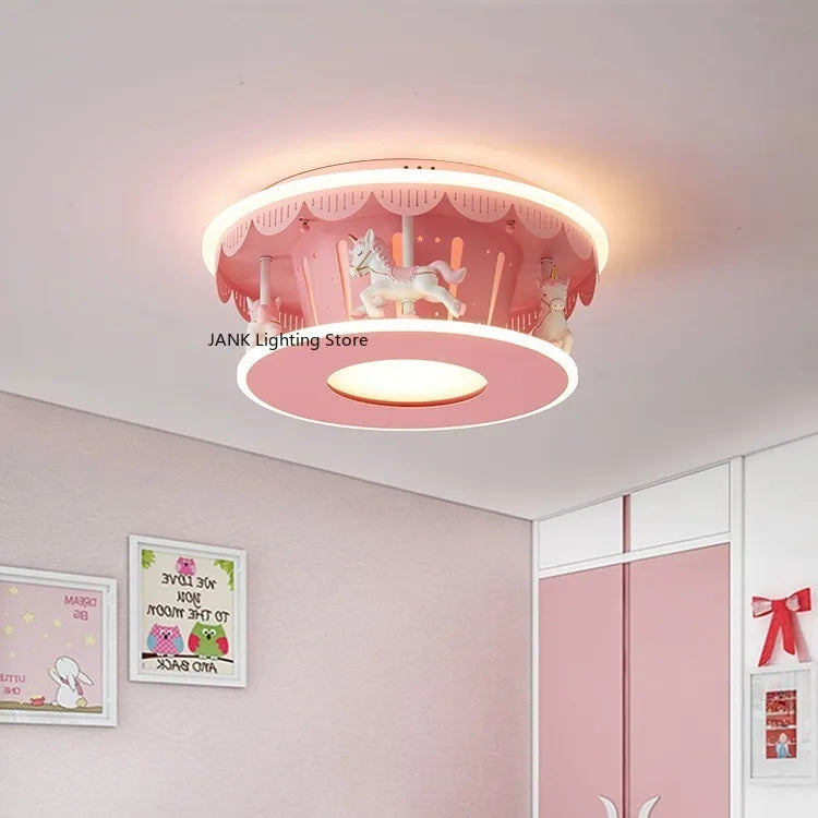 lampe enfantine rose carrousel chevaux blancs moderne éclairage chambre enfants interrupteur bouton LED