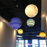 boules décoratives planètes suspension fil blanc jaune orange bleu vert marron rose gris rayures