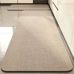 Une grande surface de travail en matériau aspect textile beige se trouve au centre de l'image.