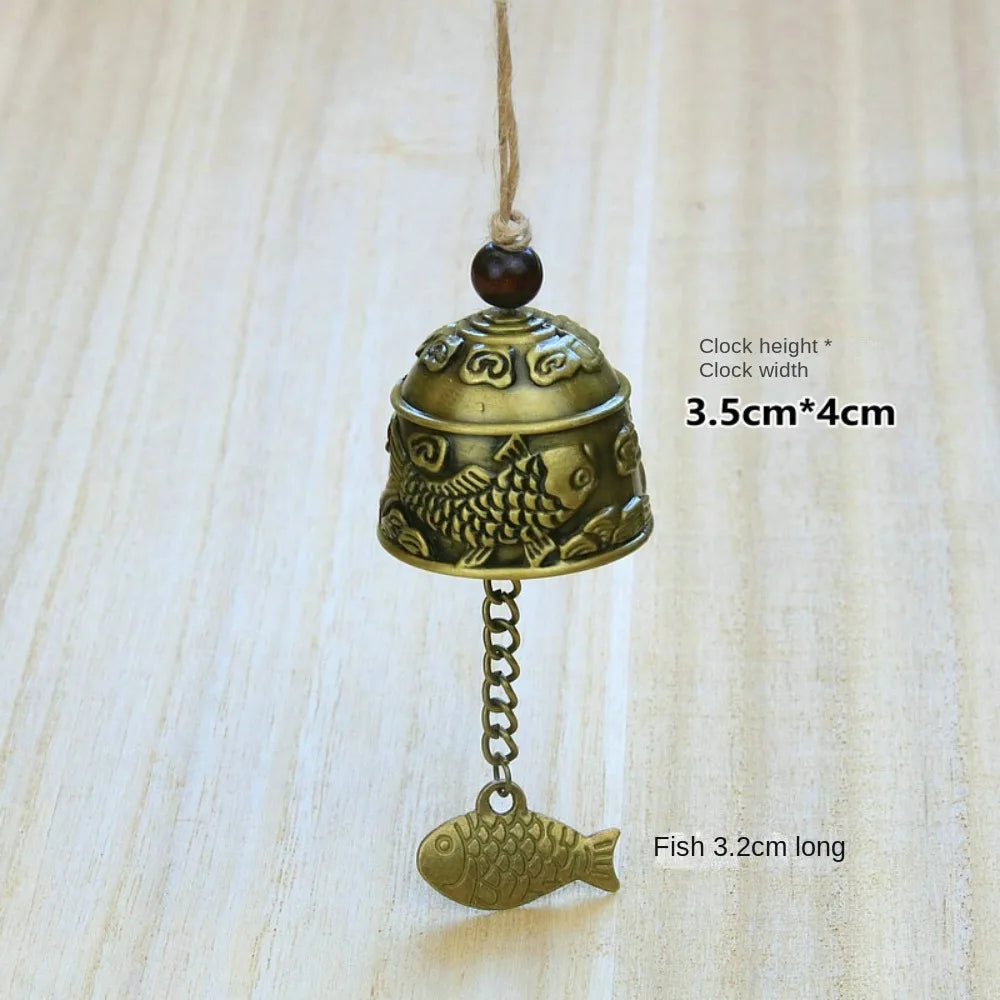 cloche décorative artisanale bronze doré ornements floraux poissons vintage pendentif métallique