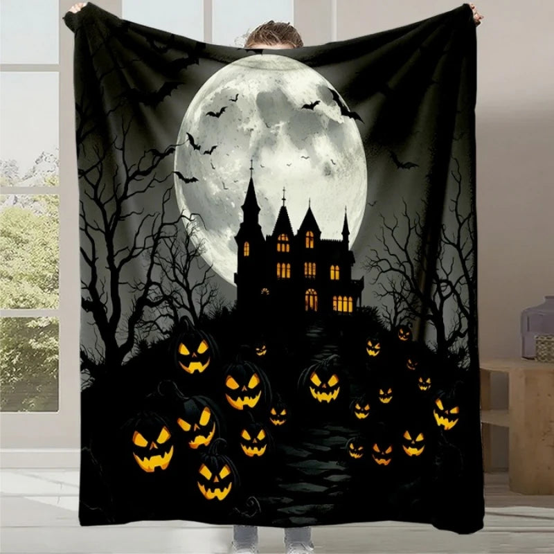 Une scène effrayante de nuit d'Halloween avec un énorme pleine lune, un manoir gothique sombre et lugubre, et une multitude de citrouilles aux visages malicieux, créant une atmosphère mystérieuse et effrayante.