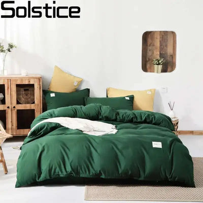 Parure de lit vert foncé en microfibre étalée sur un lit