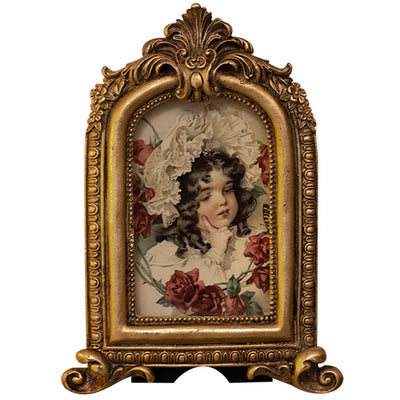 Cadre photo rétro en résine vintage sur une table en bois