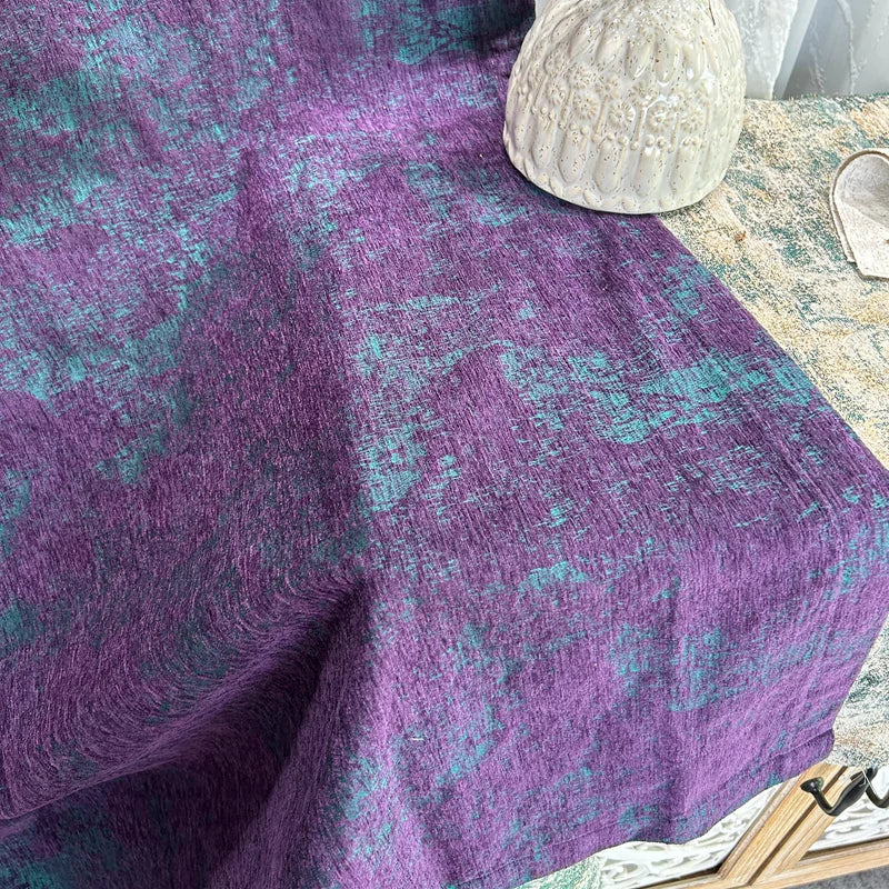 Rideaux de couleur violette, présentant un motif créatif dans le domaine des arts textiles. Ces rideaux en tissu tissé, fabriqués à partir de matériaux naturels, donnent un aspect chaleureux et accueillant à n'importe quelle pièce. Ils sont parfaitement adaptés pour ajouter une touche de couleur et de style à votre intérieur.