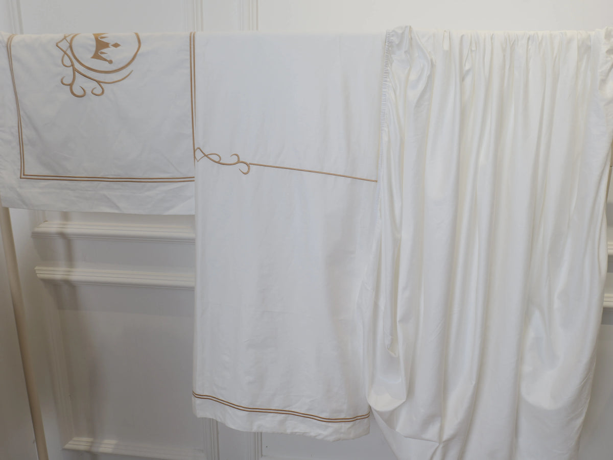 draps coton brodés couronne élégants oreillers couette literie chambre blanc motifs floraux