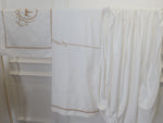 draps coton brodés couronne élégants oreillers couette literie chambre blanc motifs floraux