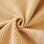 Un gros plan sur un tissu doux et moelleux aux plis délicatement ondulés, dans une teinte chaleureuse et rassurante.