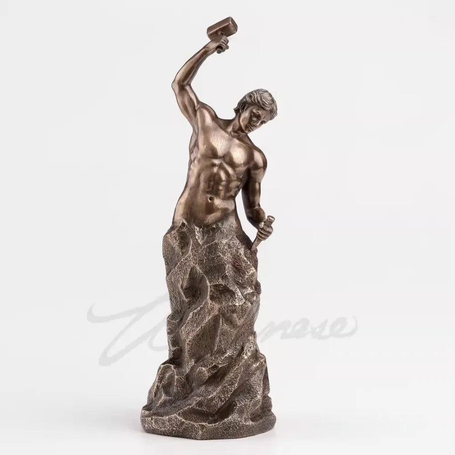statue décorative bronze corps musclé base rocheuse classique mythologique homme marteau structure rocheuse