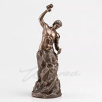 statue décorative bronze corps musclé base rocheuse classique mythologique homme marteau structure rocheuse