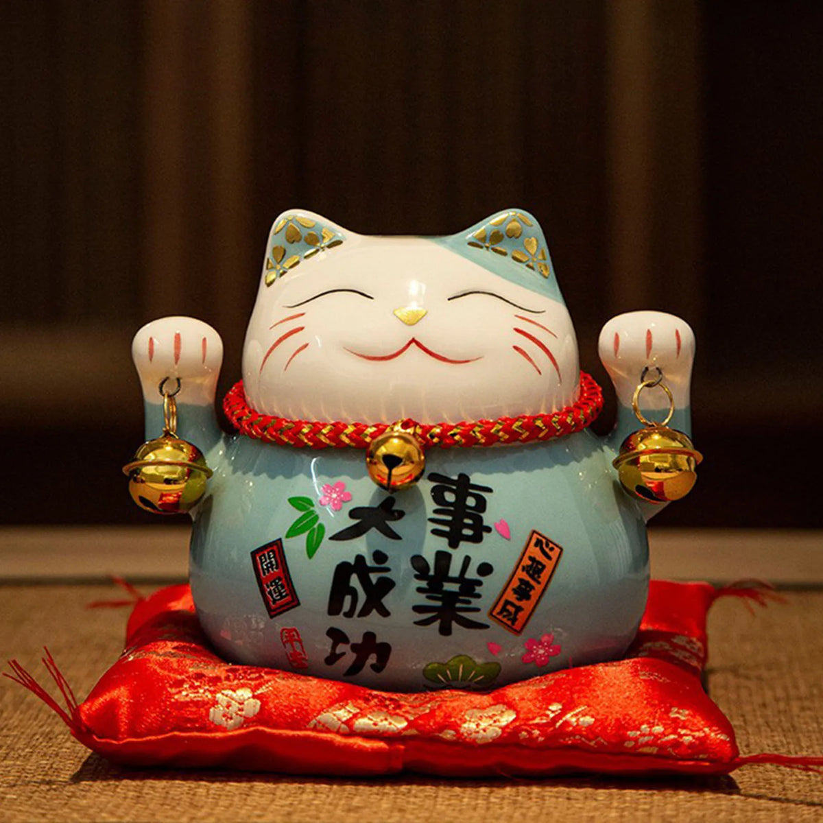 statue chat porte bonheur traditionnel japonais fleurs cerisier rubans clochettes dorées nouvelle année