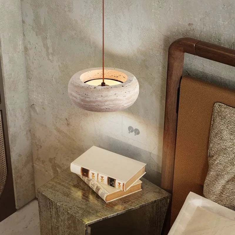 Lampe suspendue moderne minimaliste pierre marbrée beige brun clair texture naturelle opaques chambre restaurant