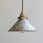 suspension luminaire industrielle vintage gris doré vert abatjour opaque aspect vieilli patine rouille
