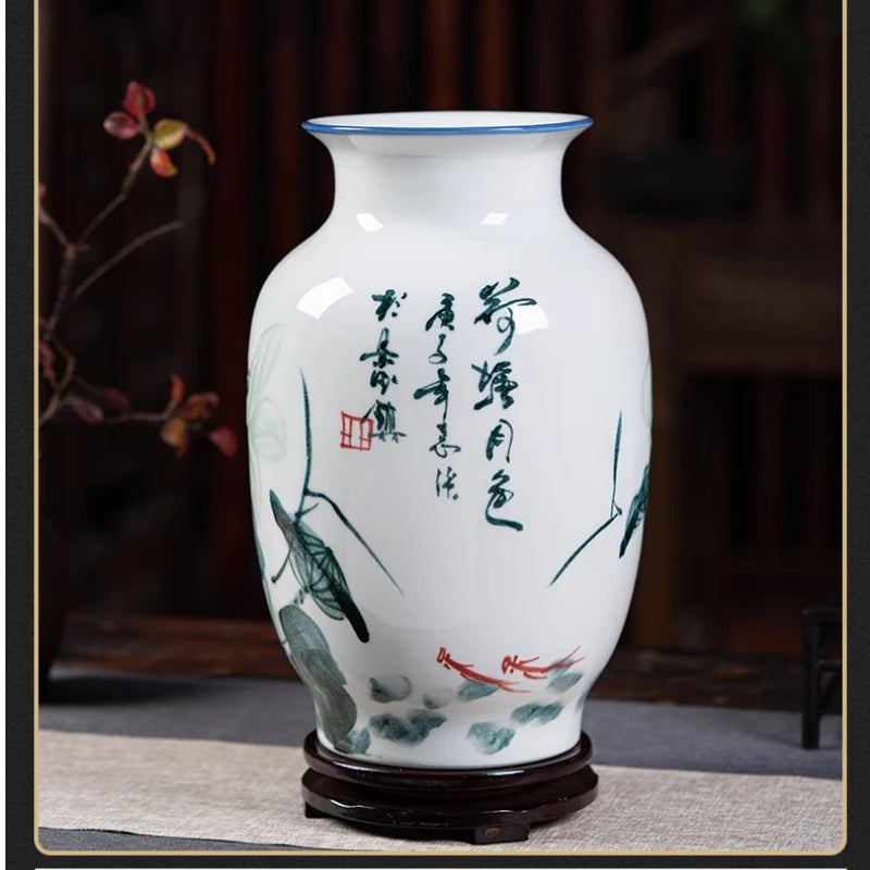 Un vase en porcelaine décorée de motifs asiatiques avec des calligraphies et des éléments paysagers.