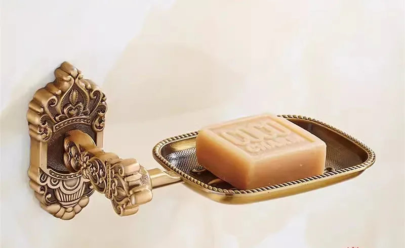 accessoires salle bain doré ornements sculptés finition brillante antique élégant porte serviettes savon toilette