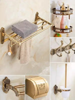 accessoires salle bain doré ornements sculptés finition brillante antique élégant porte serviettes savon toilette