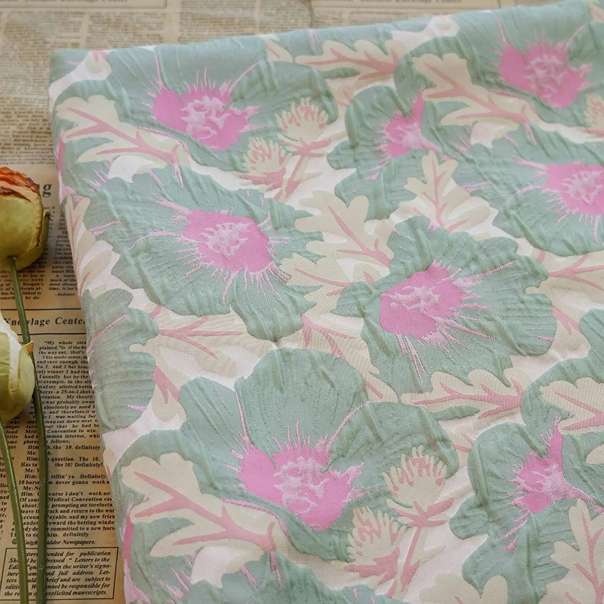 tissu imprimé fleurs vert pastel rose clair polyester moderne largeur 155cm opacité respectueux environnement