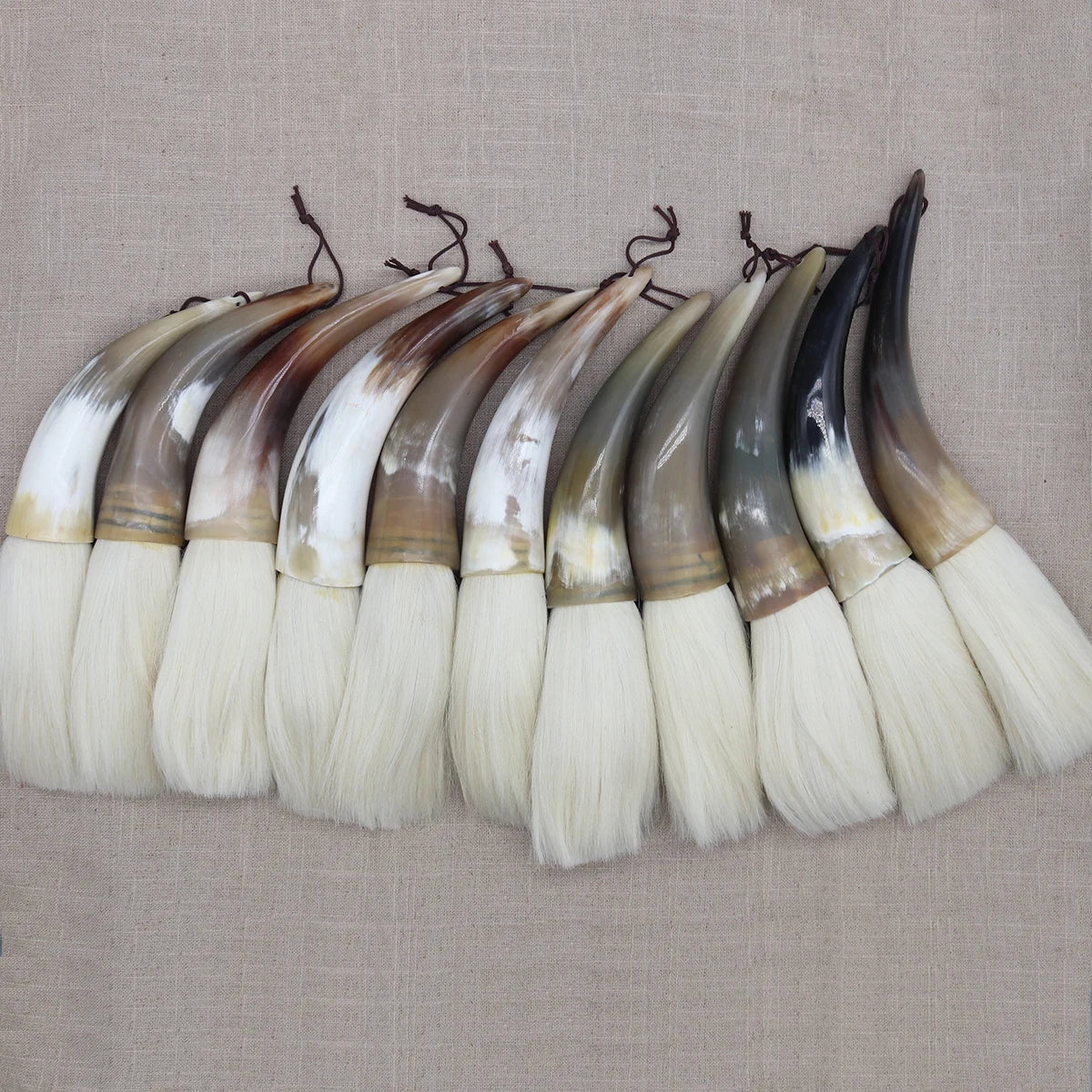 brosse peinture traditionnelle cordelette poils naturels marbrés noir blanc gris