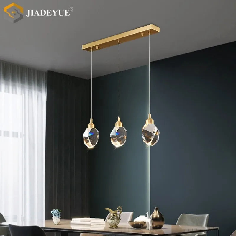 suspension lumineuse moderne transparente facettes géométriques dorées élégante autoinstallation led chambre salon