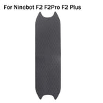 protection trottinette noire caoutchouc motifs adhésive antidérapante scooter électrique pratiquante résistante pieds