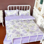 ensemble literie maison poupée motifs floraux couleurs violet rose bleu décoration miniature romantique shabby