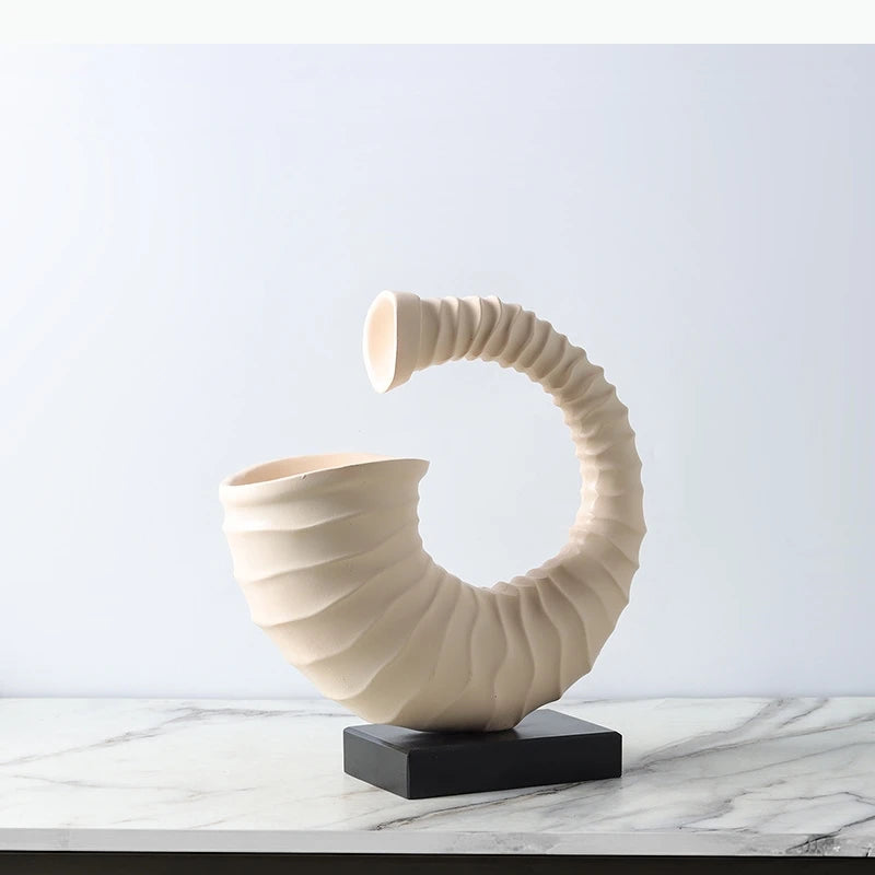 sculpture moderne coquillage beige ondulé base noire minimaliste decoration intérieure