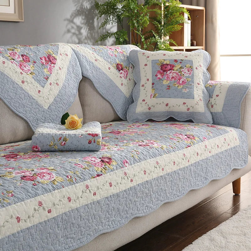 Housse de canapé en coton floral imprimé sur un canapé sectionnel