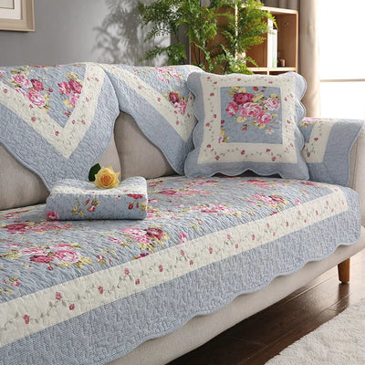 Housse de canapé en coton floral imprimé sur un canapé sectionnel