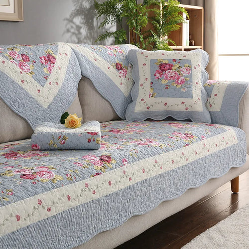 Housse de canapé en coton floral imprimé sur un canapé sectionnel