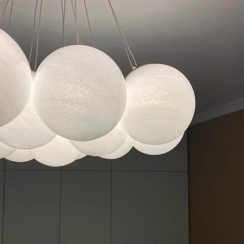 Suspension lumineuse moderne cristal blanc légèrement translucide chaînes métalliques