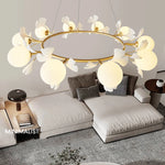 suspension lumineuse or contemporaine boules lumineuses opalescentes fleurs décoratives chambre coucher salon