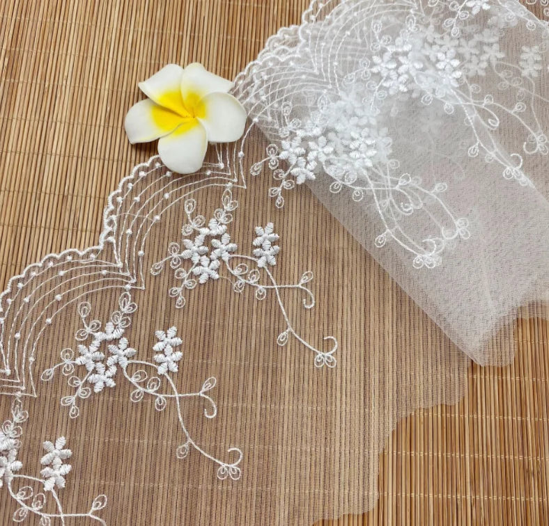 ruban dentelle fleurs blanches broderie fine 14cm largeur polyester opacite eco soluble 2mètres