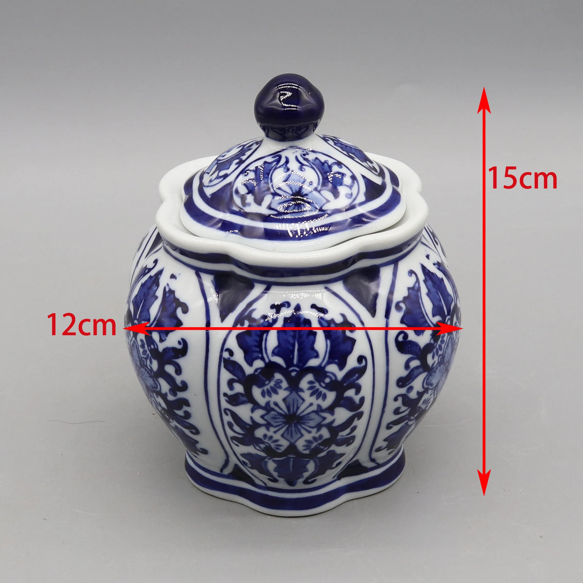 Un vase décoratif en porcelaine blanche et bleue avec un motif floral élégant, mesure 15 cm de hauteur et 12 cm de largeur.