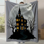 Couverture en molleton grise représentant une maison hantée mystérieuse avec des fenêtres illuminées, des arbres morts et une lune brillante dans le ciel sombre.