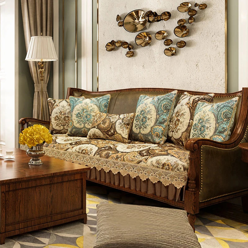 Une pièce élégante avec un canapé décoré de motifs floraux et de coussins assortis, flanqué d'une lampe de table élégante et d'un mur orné d'une décoration murale unique en son genre.