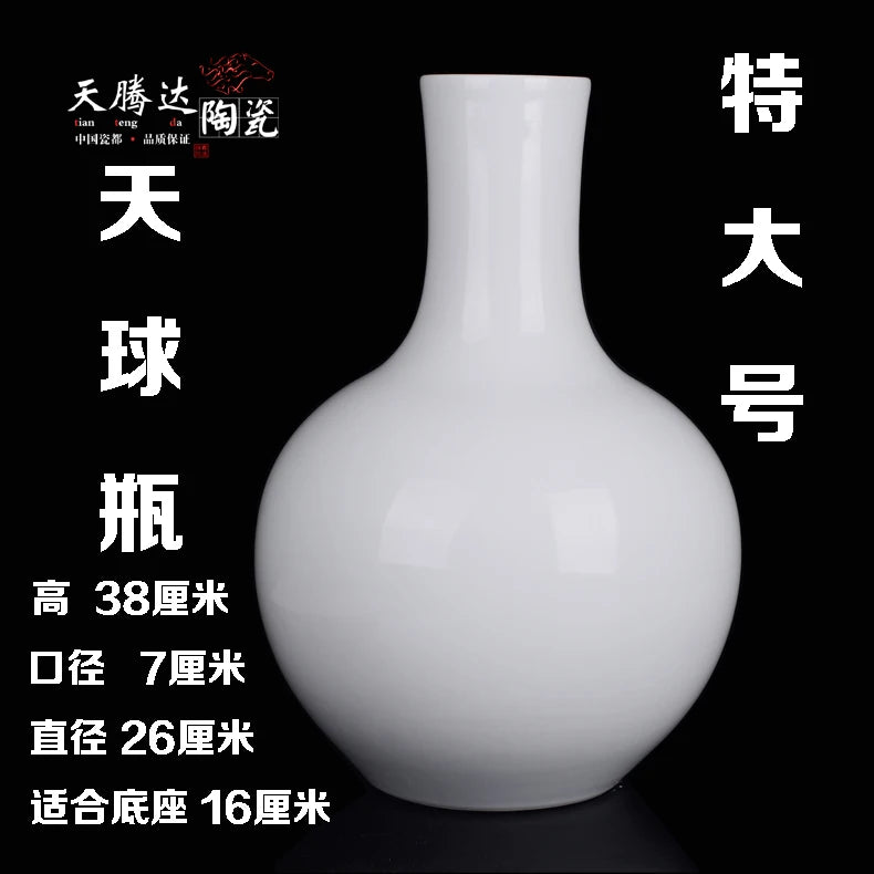 Vase blanc décoratif de grandes dimensions avec des caractères chinois sur le côté.