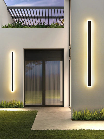 Applique murale LED design nordique noire installée sur un mur extérieur