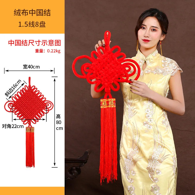 guirlande traditionnelle chinoise tissée artisanale rouge motifs géométriques pompon ruban doré festive printemps
