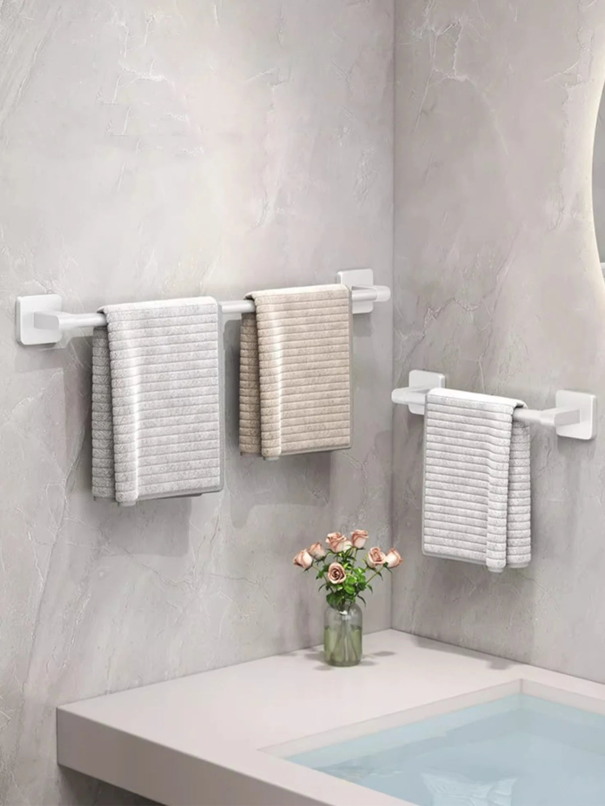 porte serviettes mural moderne adhésif noir gris blanc serviettes tissu beige bordure dorée salle